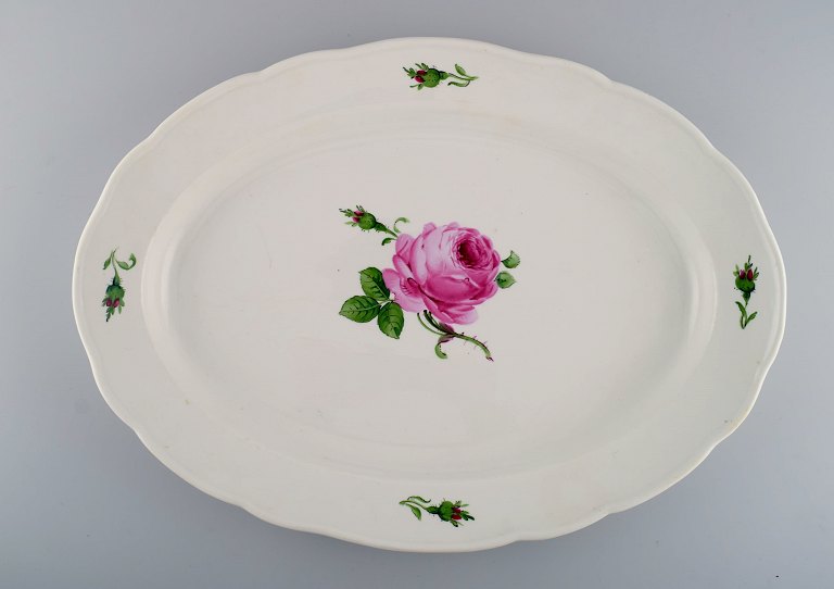 Kolossalt antikt Meissen serveringsfad i håndmalet porcelæn med lyserøde roser. 
Tidligt 1900-tallet.
