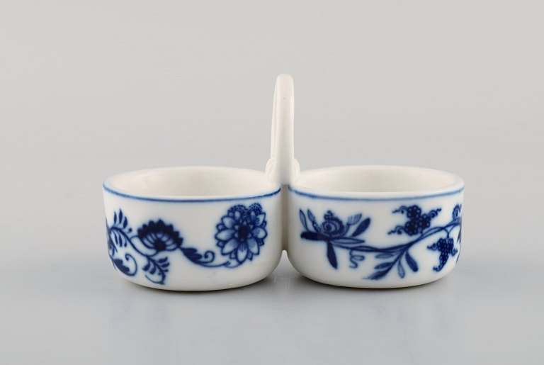 Antikt Meissen "Løgmønstret" salt / peber sæt i håndmalet porcelæn. Tidligt 
1900-tallet.
