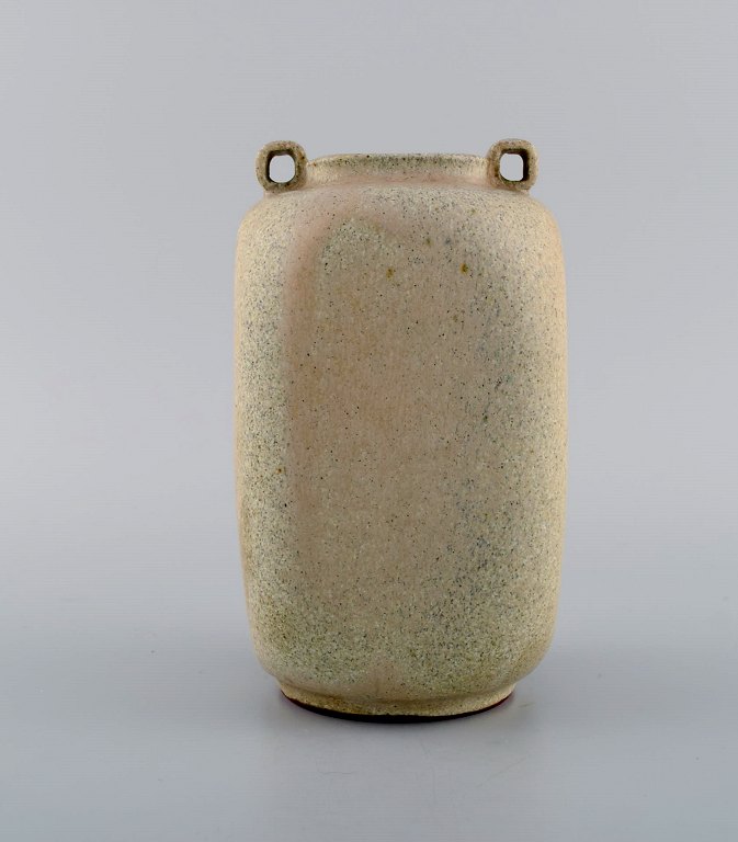 Arne Bang. Keramikvase med firkantet korpus med to små kantede hanke. Smuk 
glasur i sandnuancer. Modelnummer 121. Modellen er produceret fra 1935-40.
