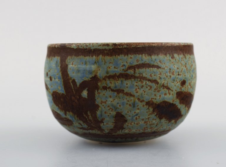 Åland, contemporary ceramicist. Bowl in glazed stoneware. Beautiful glaze in 
brown and blue-green shades. Late 20th century.
