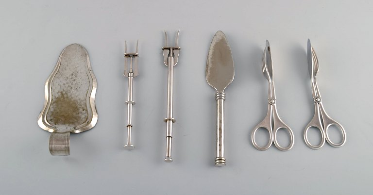 Skandinavisk sølvsmed. Seks serveringsdele i nysølv (alpacca). Midt 1900-tallet.
