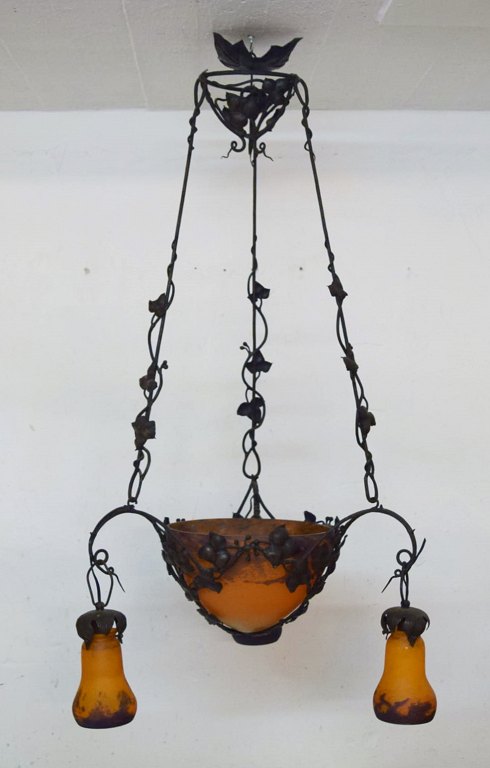 Muller Frères, Luneville. Stor imponerende art nouveau lysekrone i smedejern 
udformet med bladværk med fire skærme i mundblæst Pâte-de-verre kunstglas. 
Tidligt 1900-tallet.
