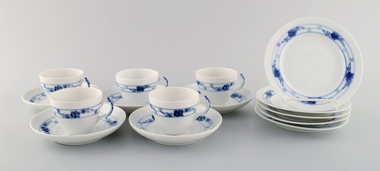 Tidligt Royal Copenhagen Rosenknop / Blå Rose kaffeservice til fem personer i 
håndmalet porcelæn. Tidligt 1900-tallet.
