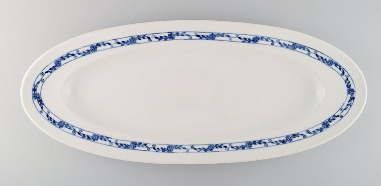 Tidligt og stort Royal Copenhagen Rosenknop / Blå Rose fiskefad i håndmalet 
porcelæn. # 408/8022. Tidligt 1900-tallet.
