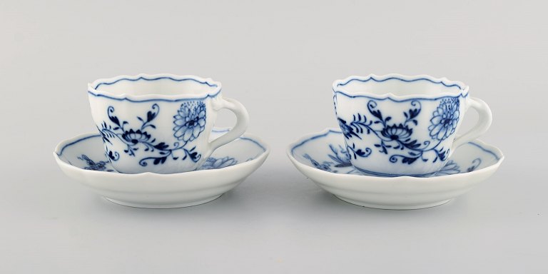 To antikke Meissen Løgmønstret kaffekopper med underkopper  i håndmalet 
porcelæn. Tidligt 1900-tallet.
