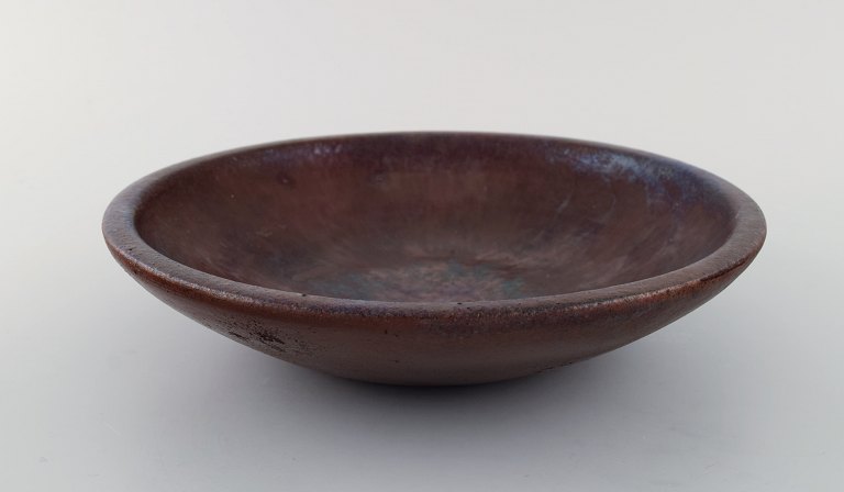 Jens Petersen (1890-1956), Denmark. Large circular bowl in glazed stoneware. 
Beautiful luster glaze. 1920