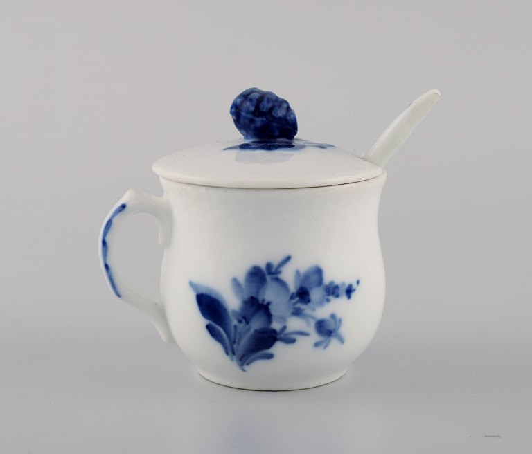 Royal Copenhagen blå blomst flettet cremekop med ske i porcelæn.
