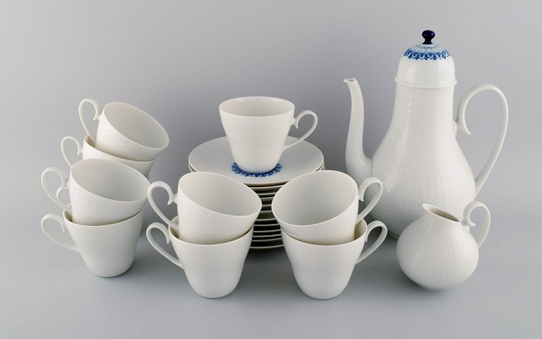 Bjørn Wiinblad for Rosenthal. Romanze kaffeservice i hvid porcelæn med blå 
dekoration til tolv personer. 1980