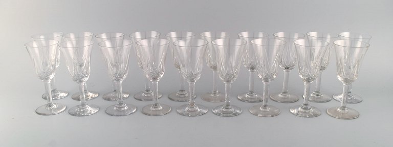 St. Louis, Belgien. 19 glas i mundblæst krystalglas. 1930/40