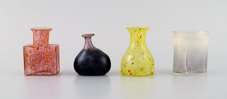 Bertil Vallien for Kosta Boda. Fire små vaser i mundblæst kunstglas. 1980