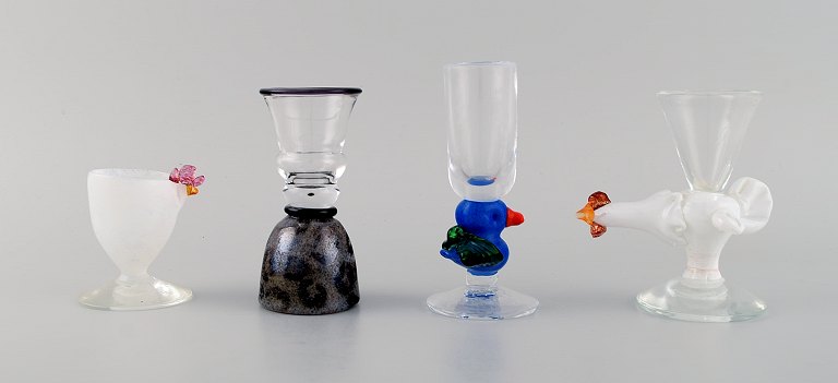 Ulrica Hydman Vallien for Kosta Boda. Four unique glasses / vases in mouth-blown 
art glass. Swedish design, 1980s.
