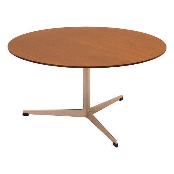 Arne Jacobsen: Sofabord på profileret trefod. Plade af teak. Designet 1955. H: 
48cm. D: 90cm