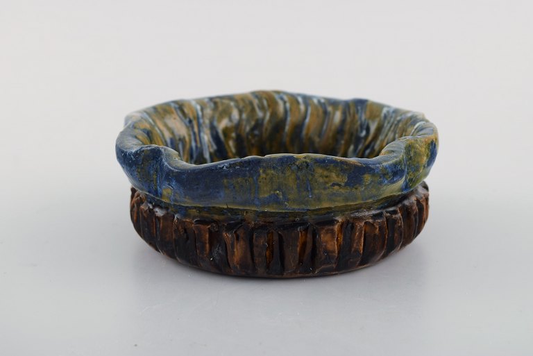 Eilif Møller (1885-1931), Danmark. Skønvirke skål i glaseret keramik. Smuk 
glasur i blågrønne og brune nuancer. Dateret 1915.
