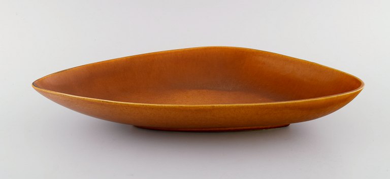 Gunnar Nylund for Nymølle. Stort trekantet fad i glaseret keramik. Smuk glasur i 
lyse brune nuancer. 1960