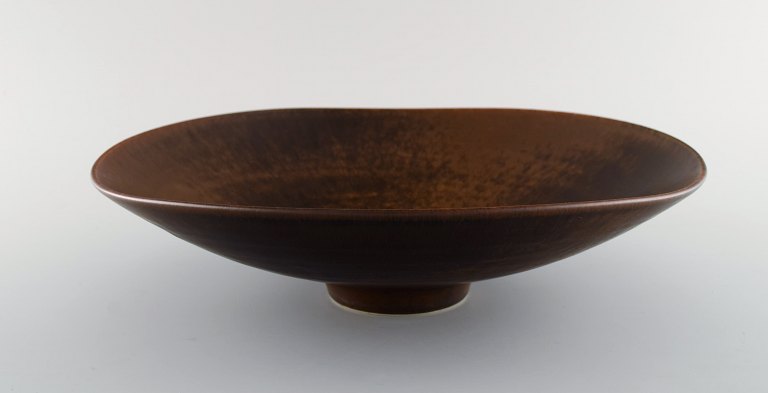 Carl Harry Stålhane for Rörstrand. Large dish / bowl on base in glazed ceramics. 
Beautiful glaze in brown shades. Mid-20th century.
