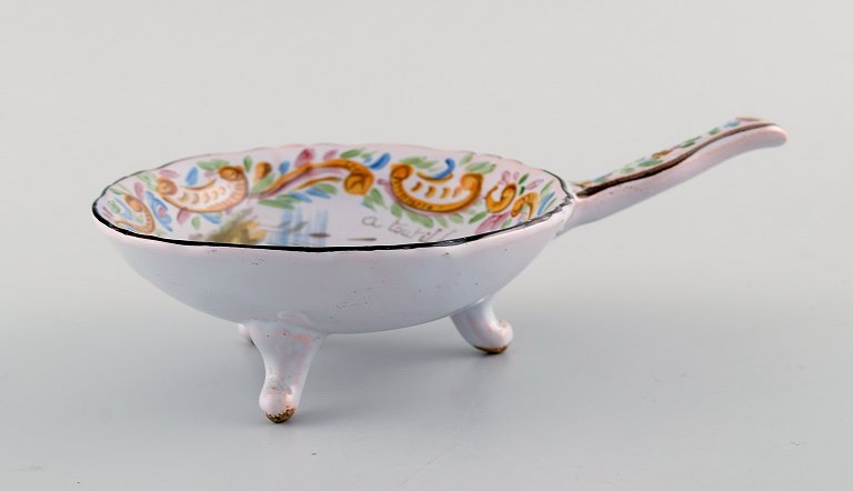 Emile Gallé for St. Clement, Nancy. Antique bowl with handle on three feet in 
hand-painted faience with frogs. 1870 / 80s.
