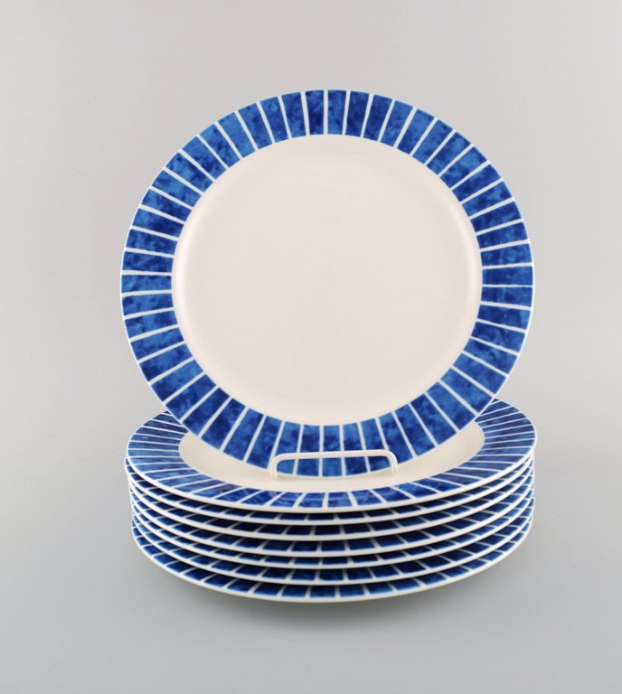 Jackie Lynd for Duka. Otte tallerkener i glaseret stentøj med blåstribet 
dekoration. Svensk design, tidligt 2000-tallet. 
