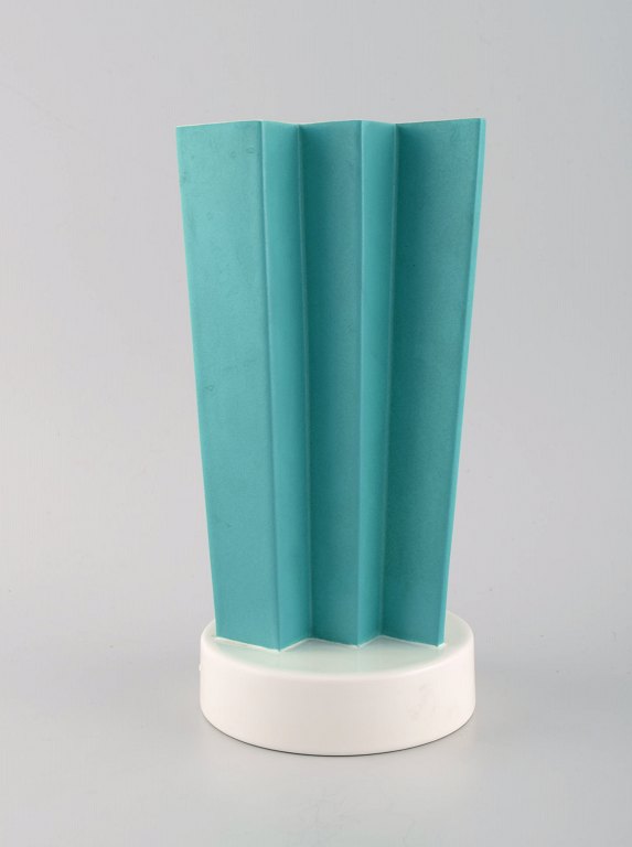 Ettore Sottsass (1917-2007) for Alessio Sarri. Vase i glaseret keramik. Smuk 
glasur i turkis nuancer. 1990