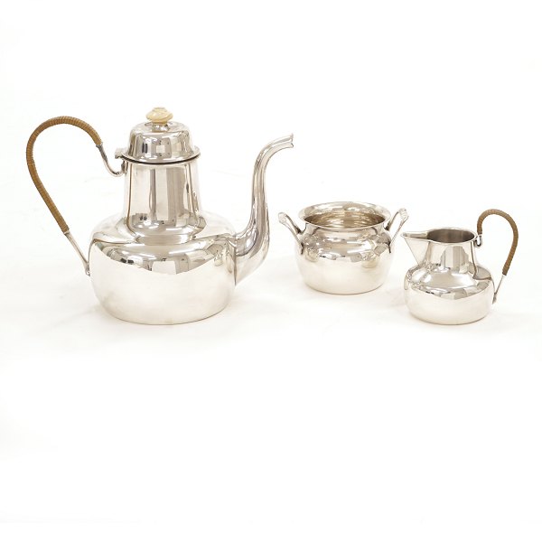 A. Michelsen kaffeservice. Erik Herløw for A. Michelsen: Kaffeservice i sølv med 
kande og sukker- og flødesæt. Dateret 1947. Kande H: 16cm. Samlet vægt: 744gr