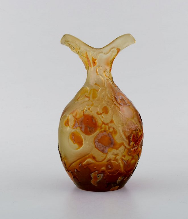 Antique Emile Gallé vase in light frosted and amber colored art glass carved 
with motifs in the form of berries and foliage. Early 20th century.
