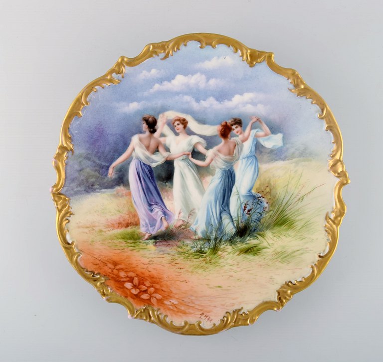 Limoges, Frankrig. Stort antikt fad i håndmalet porcelæn dekoreret med dansende kvinder og guldkant. Tidligt 1900-tallet.