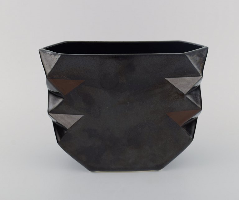 Malene Müllertz, Danmark. Unika vase i sortglaseret keramik. Dateret 1985. Smuk 
glasur i metallisk sorte nuancer.
