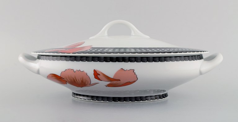 Hermès porcelain lidded tureen decorated with red flowers and black patterned 
edge. 1980s.
