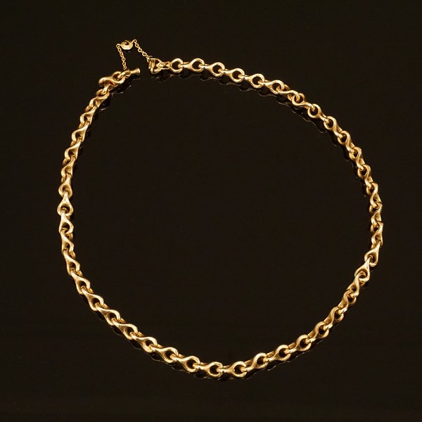 Ole Lynggaard halskæde. Ole Lynggaard ottetals halskæde i 14kt guld.  L: 44cm. 
Ledstr: 13x7mm