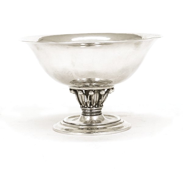 Lille Georg Jensen Louvre skål i sølv. Stemplet Georg Jensen og dateret år 1920. 
H: 8cm. V: 165gr