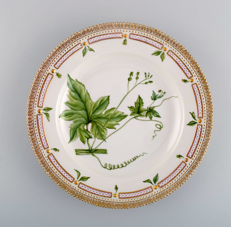 Royal Copenhagen Flora Danica middagstallerken i håndmalet porcelæn med blomster 
og gulddekoration. Modelnummer 20/3549.  
