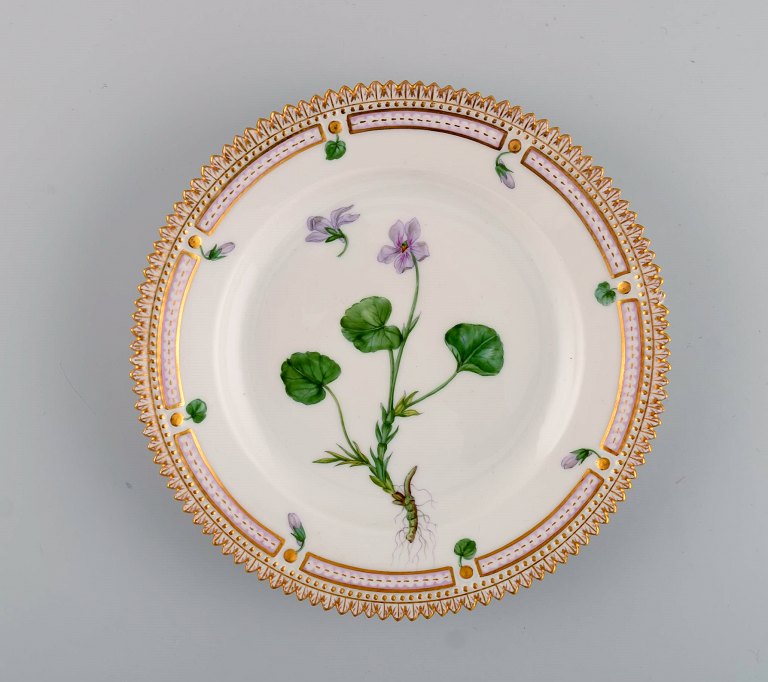 Royal Copenhagen Flora Danica desserttallerken i håndmalet porcelæn med blomster 
og gulddekoration. Modelnummer 20/3551.  
