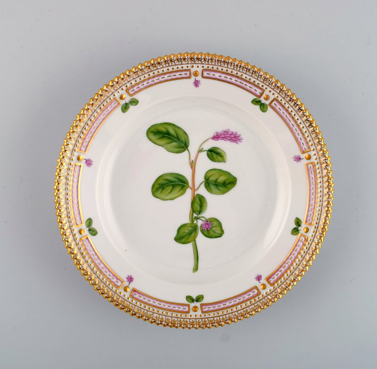 Royal Copenhagen Flora Danica salattallerken i håndmalet porcelæn med blomster 
og gulddekoration. Modelnummer 20/3573.  
