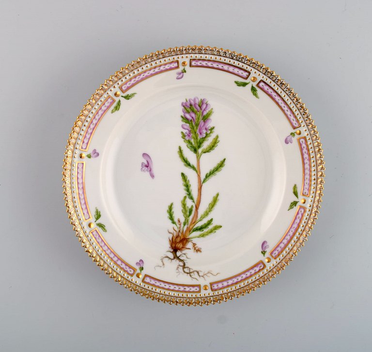 Royal Copenhagen Flora Danica salattallerken i håndmalet porcelæn med blomster 
og gulddekoration. Modelnummer 20/3573.  
