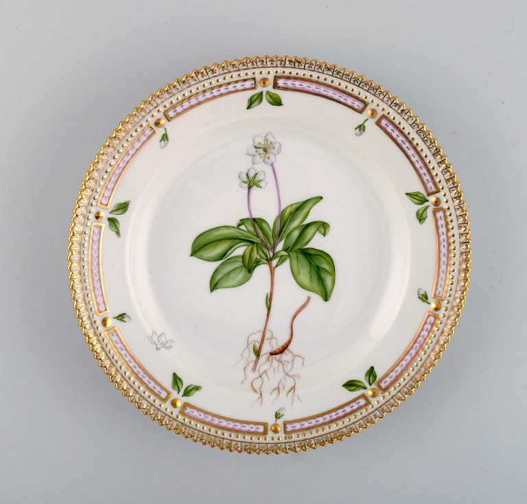 Royal Copenhagen Flora Danica salattallerken i håndmalet porcelæn med blomster 
og gulddekoration. Modelnummer 20/3573.  
