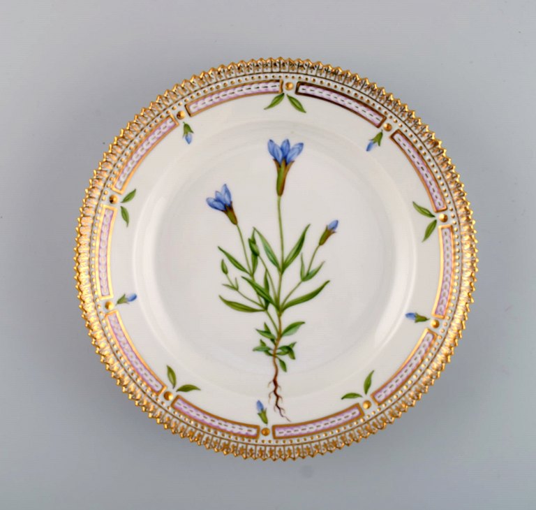 Royal Copenhagen Flora Danica salattallerken i håndmalet porcelæn med blomster 
og gulddekoration. Modelnummer 20/3573.  
