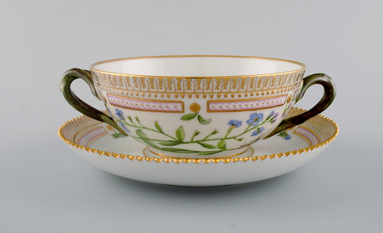 Royal Copenhagen Flora Danica boullionkop med underkop i håndmalet porcelæn med 
grenformede hanke, blomster og gulddekoration. Modelnummer 20/3612.  
