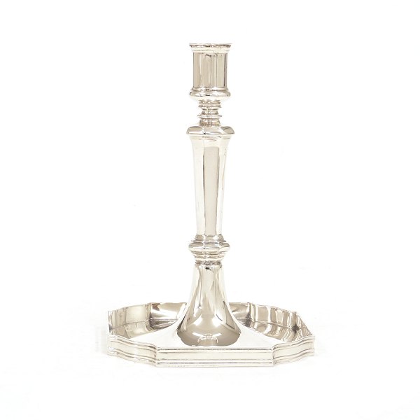 A Danish sterling silver candlestick by Preben Salomonsen, 1964-2009. H: 19,8cm. 
W: 376gr