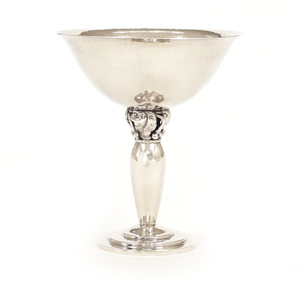 A sterligsilver tazza by H. Wilhelm F. Jensen, 1970-91. H: 16,3cm. W: 247gr