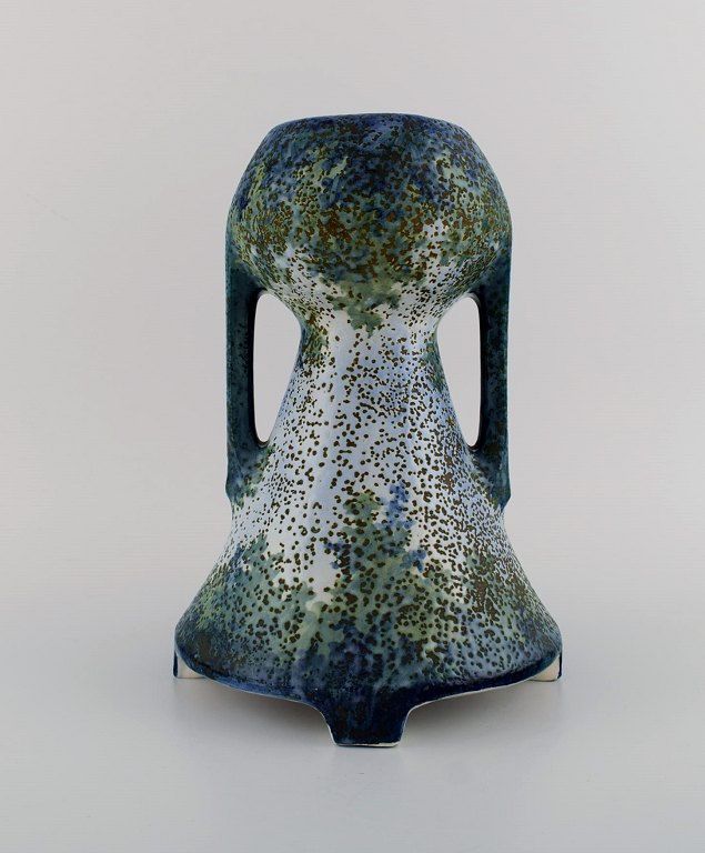 Fransk keramiker. Stor vase med hanke i glaseret keramik. Smuk glasur i 
blågrønne og hvide nuancer. 1930
