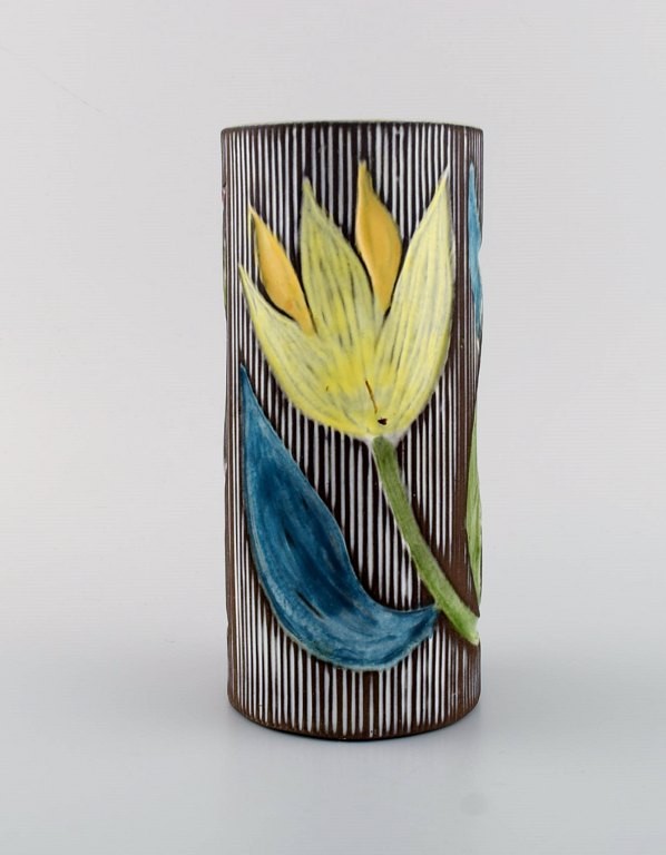 Mari Simmulson (1911-2000) for Upsala-Ekeby. Vase i glaseret keramik med 
blomsterdekoration. Midt 1900-tallet.
