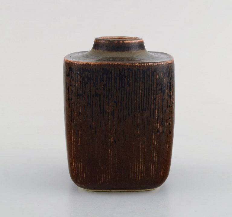 Valdemar Pedersen for Bing og Grøndahl. Vase i glaseret stentøj med rillet 
korpus. Smuk glasur i brune nuancer. 1960