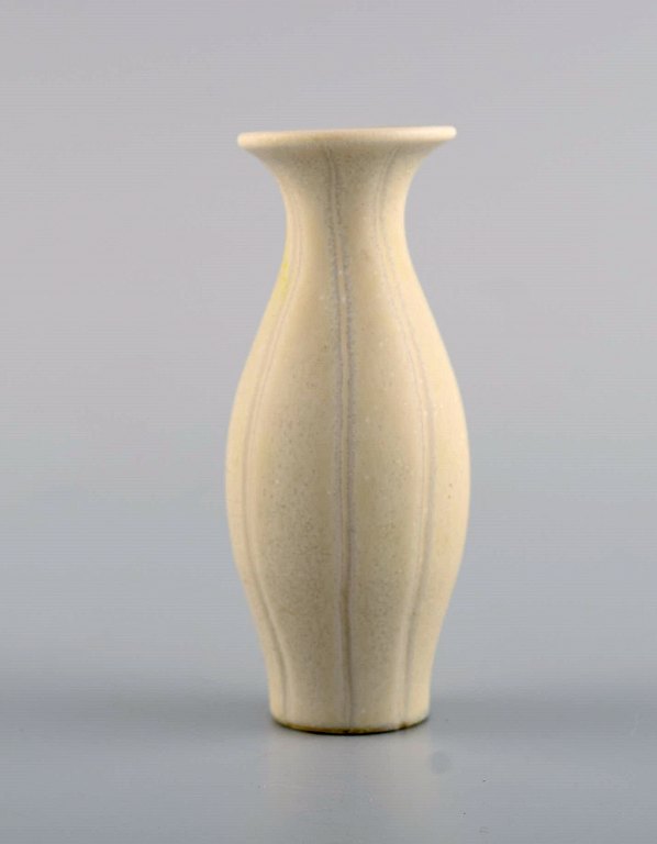 Gunnar Nylund for Rörstrand. Sjælden miniature vase i glaseret keramik. Smuk 
æggeskalsglasur. 1950