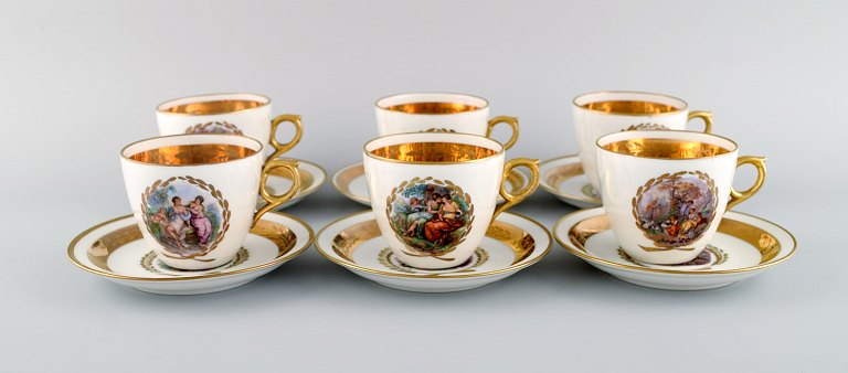 Seks Royal Copenhagen kaffekopper med underkopper i porcelæn med romantiske 
scener og gulddekoratrion. 1900-tallet.
