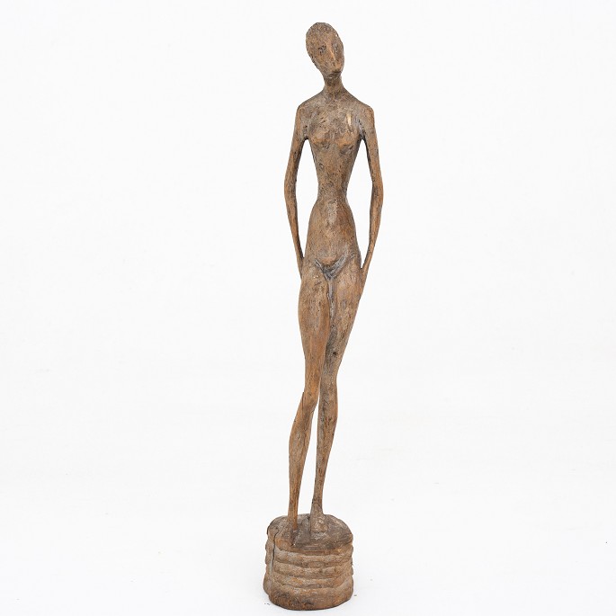 Otto Petersen / Eget værksted Kvindefigur i udskåret træ. H: 56 cm.1 stk. på lagerOriginal stand