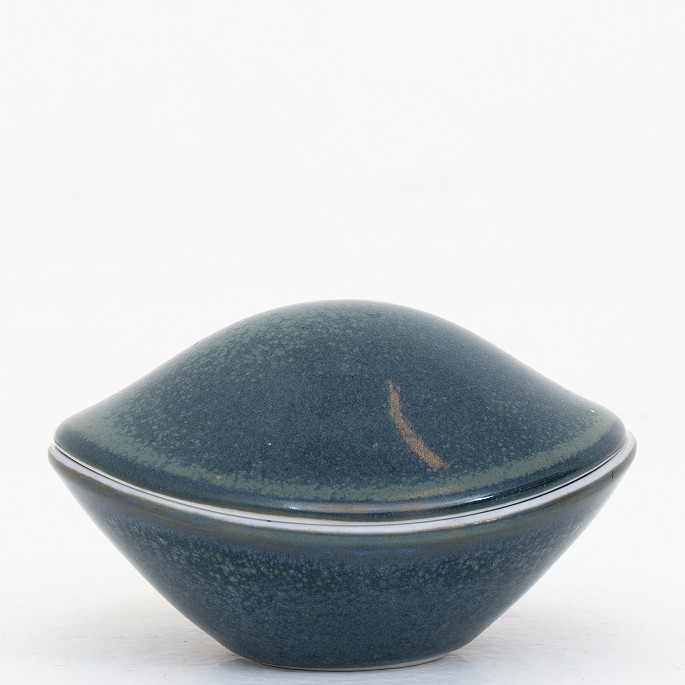 Henning Koppel / Bing & GrøndahlBonbonniere i porcelæn med blågrøn spættet glasur. Sjælden.1 stk. på lagerOriginal stand