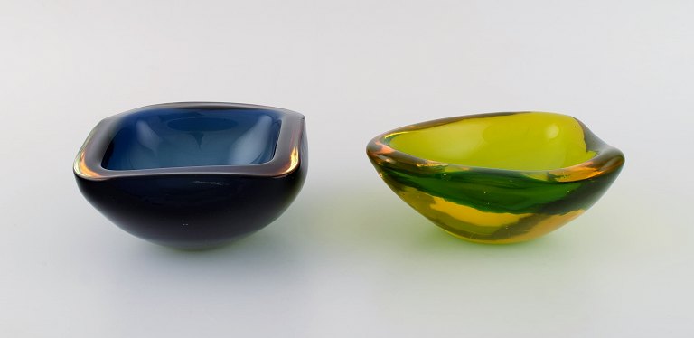 To Murano skåle i blåt og grøngult mundblæst kunstglas. Italiensk design, 
1960