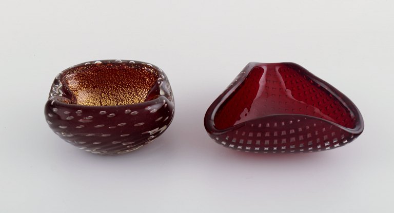 Two Murano bowls in dark red mouth blown art glass with inlaid bubbles. Italian 
design, 1960s.
