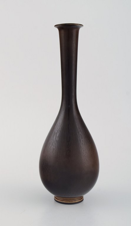 Berndt Friberg for Gustavsberg. Modernistisk vase i glaseret keramik. Smuk 
glasur i brune nuancer. Dateret 1955.
