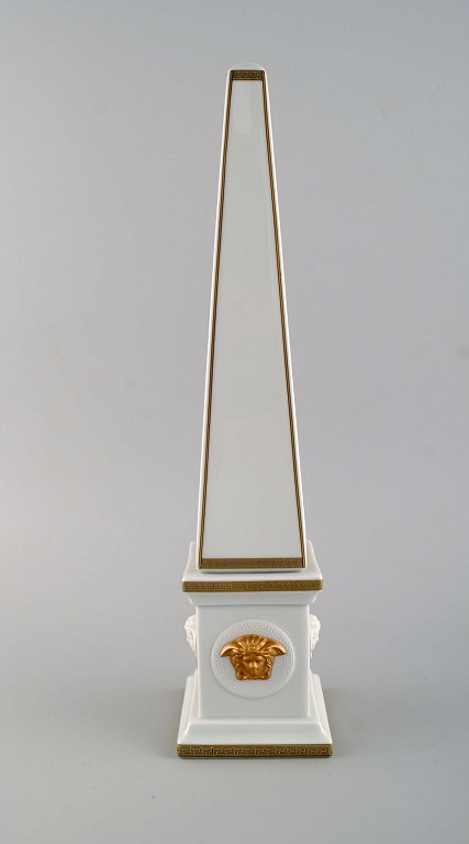 Gianni Versace for Rosenthal. Large Gorgona obelisk in white porcelain with gold 
decoration and ornamentation. Late 20th century.

