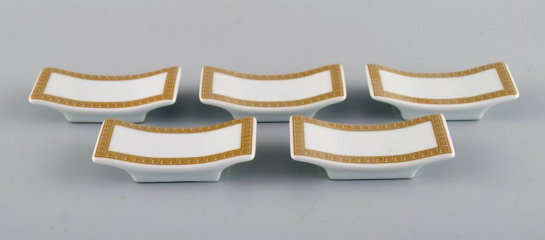 Gianni Versace for Rosenthal. Fem knivblokke i hvid porcelæn med guldornamentik. 
Sent 1900-tallet. 

